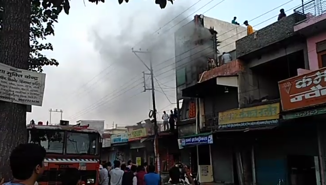 देहरादून | कपड़ों की दुकान में लगी भीषण आग,लाखों का सामान जलकर राख