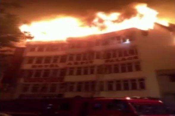 वीडियो | होटल में लगी भीषण आग, जान बचाने को खिड़की से कूदे लोग, अब तक 17 लोगों की मौत