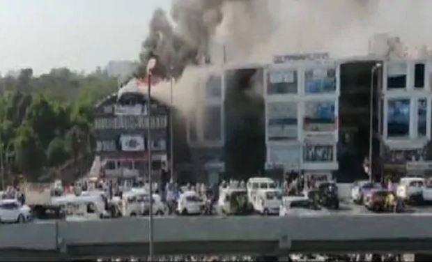 कॉम्पलेक्स में भीषण आग, अब तक 15 छात्रों की मौत, जान बचाने के लिए छत से कूदे, देखिए वीडियो