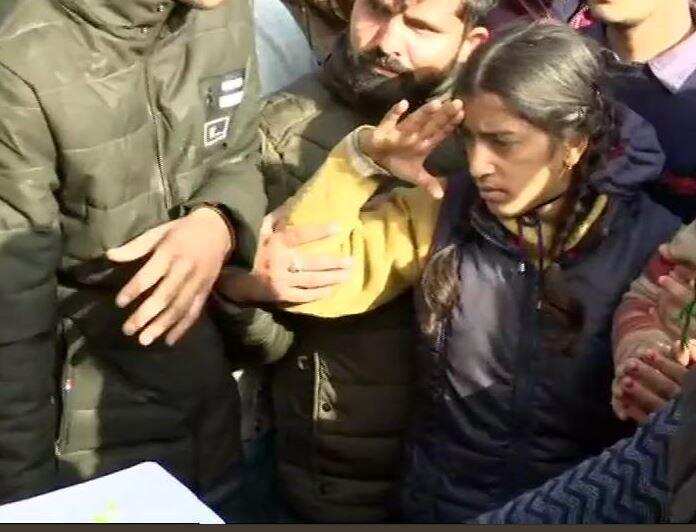 सलाम | शहीद पापा की बहादुर बेटियां, पिता की चिता को दी मुखाग्नि