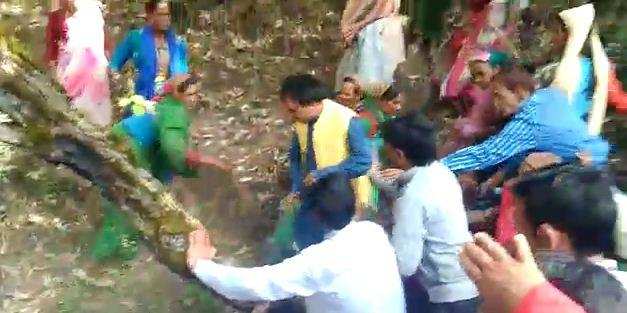 Viral वीडियो- महिलाओं ने धन सिंह रावत को घेरा, धक्का देकर भागे मंत्री जी !