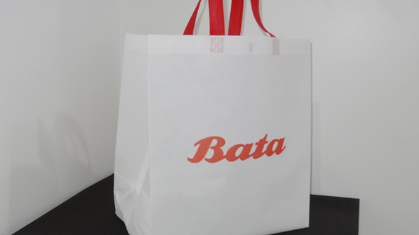 बाटा के शोरूम ने पेपर बैग के वसूले 3 रुपये, लगा 9 हजार का जुर्माना