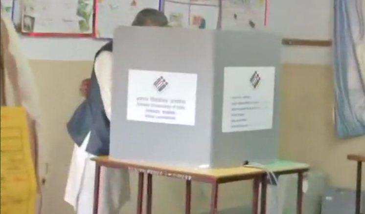 उत्तराखंड में मतदाताओं में गजब का उत्साह, मुख्यमंत्री त्रिवेंद्र ने भी डाला अपना वोट