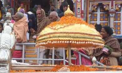 इस परिवार ने भगवान बदरीनाथ को चढ़ाया 4 किलो सोने का हीरा जड़ित छत्र