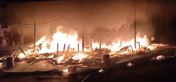 उत्तराखंड | बाजार में प्रसाद की दुकान में लगी भीषण आग, कई दुकानें जलकर राख
