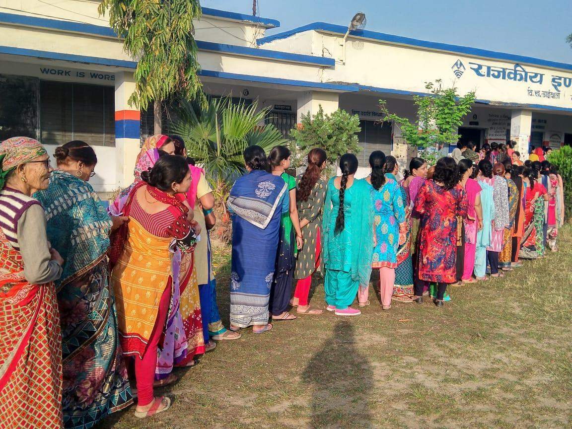 लोकसभा चुनाव के लिए उत्तराखंड में मतदान शुरू, सुबह से ही लाइनों में लगे लोग