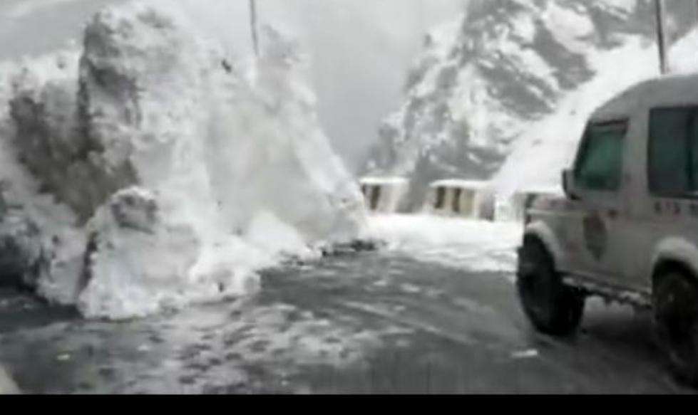 अचानक सड़क पर आया बर्फ का पहाड़, जान बचाकर भागे पर्यटक, देखिए वीडियो