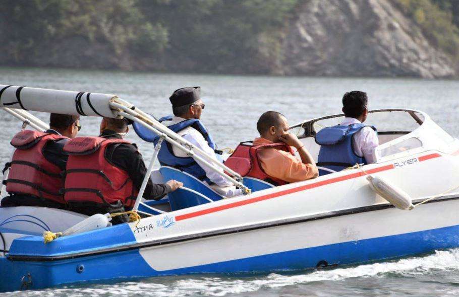मुख्यमंत्री त्रिवेंद्र ने यूपी सीएम योगी संग लिया टिहरी झील में बोटिंग का आनंद