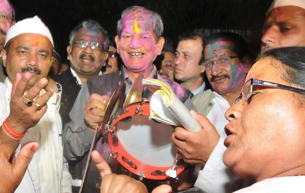 होली के रंग में सराबोर हुए मुख्यमंत्री हरीश रावत