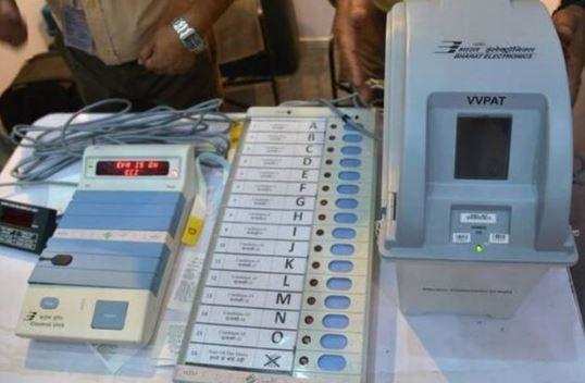 वोटिंग के दौरान वीवीपीएटी मशीन में से निकला सांप, पोलिंग बूथ मची अफरा तफरी