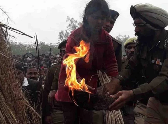 सलाम | शहीद पापा की बहादुर बेटियां, पिता की चिता को दी मुखाग्नि