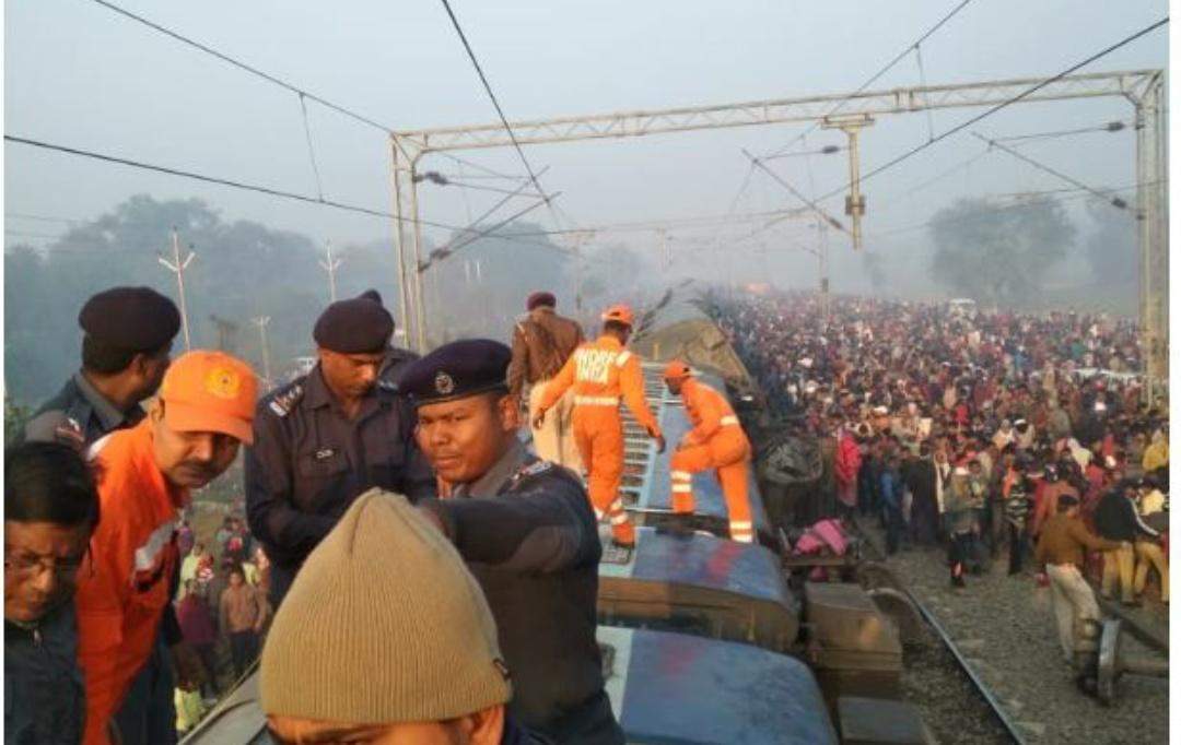 बिहार में भीषण ट्रेन हादसा, 7 की मौत कई घायल, रेलवे ने जारी किए हेल्पलाइन नंबर