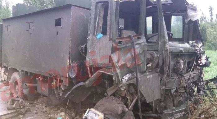 पुलवामा में IED ब्लास्ट से सेना के वाहन पर हमला, 9 जवान घायल