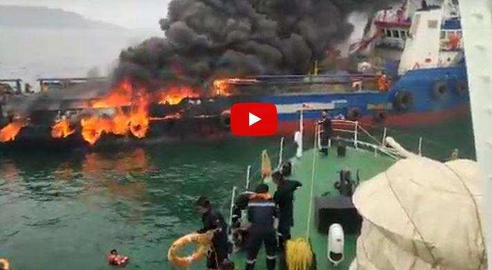 जहाज में लगी भीषण आग, जान बचाने के लिए समुद्र में कूदे 28 क्रू मेंबर, देखें LIVE VIDEO