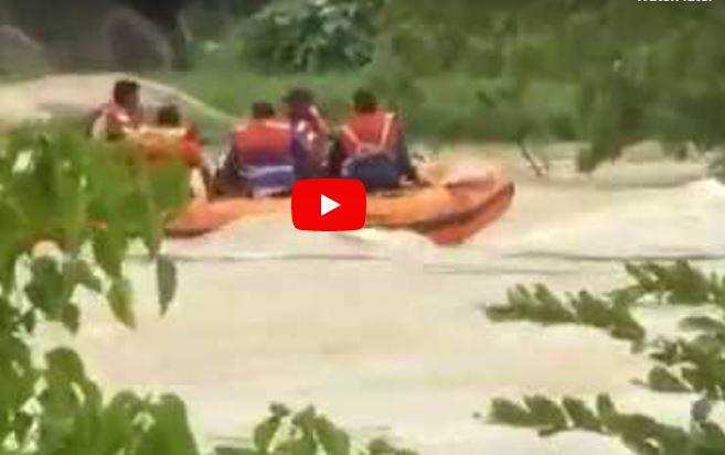 बाढ़ में बचाव दल की टीम के साथ हादसा, नाव पलटने से नदी में बहे 5 लोग, देखिए LIVE VIDEO