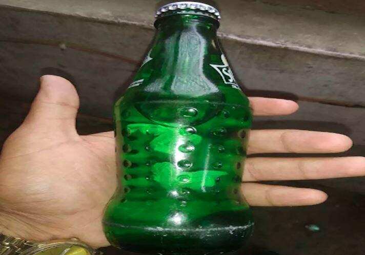 कोल्ड ड्रिंक की बॉटल में मिले कॉन्डम और जलजीरा के पैकेट, इलाके में मची सनसनी