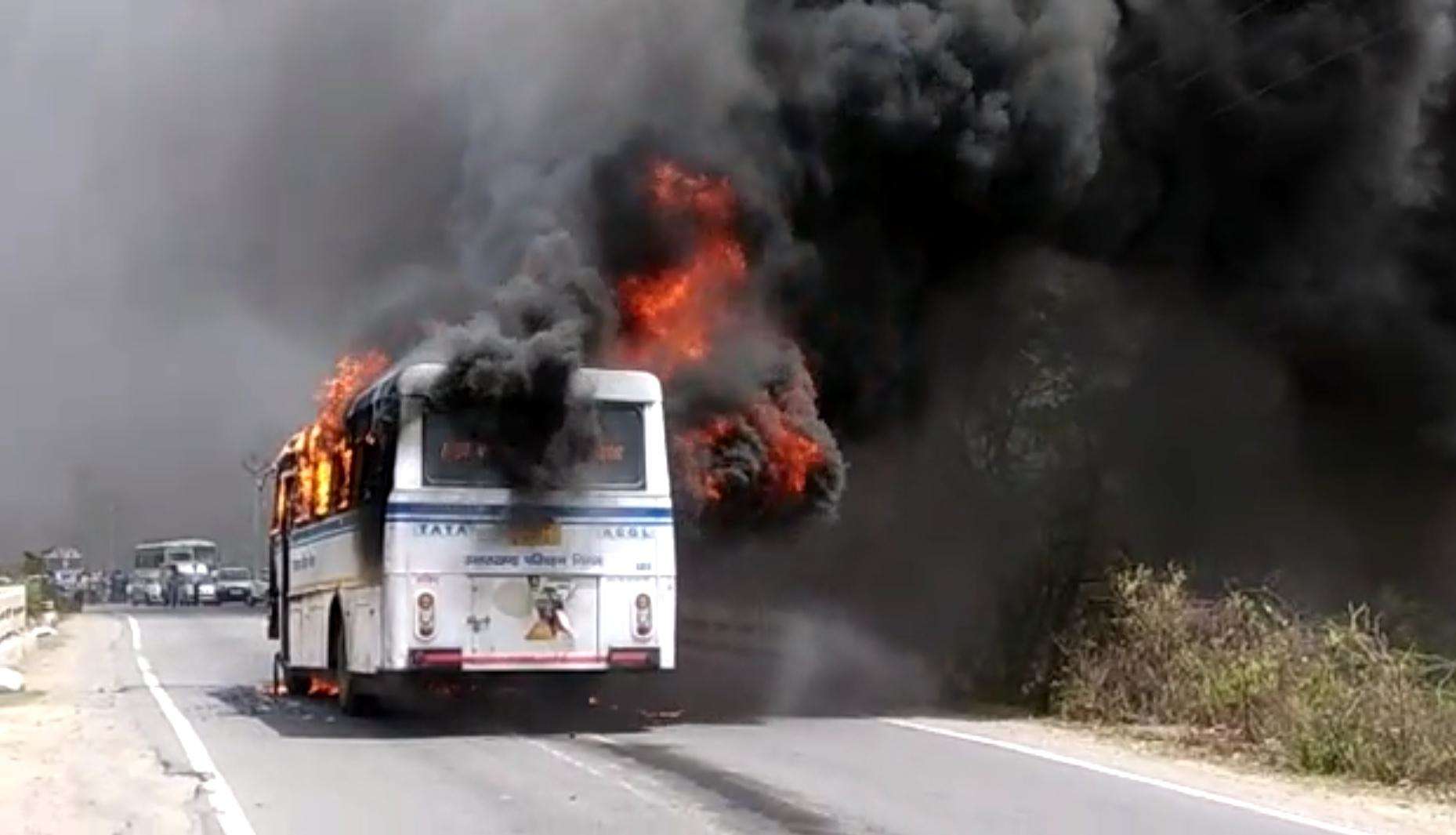 वीडियो- धूं-धूं कर जली उत्तराखंड रोडवेज की बस, दारोगा की मौत