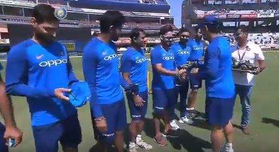 रांची वनडे में ऑस्ट्रेलिया के खिलाफ आर्मी कैप पहनकर खेल रही है टीम इंडिया, देखिए वीडियो
