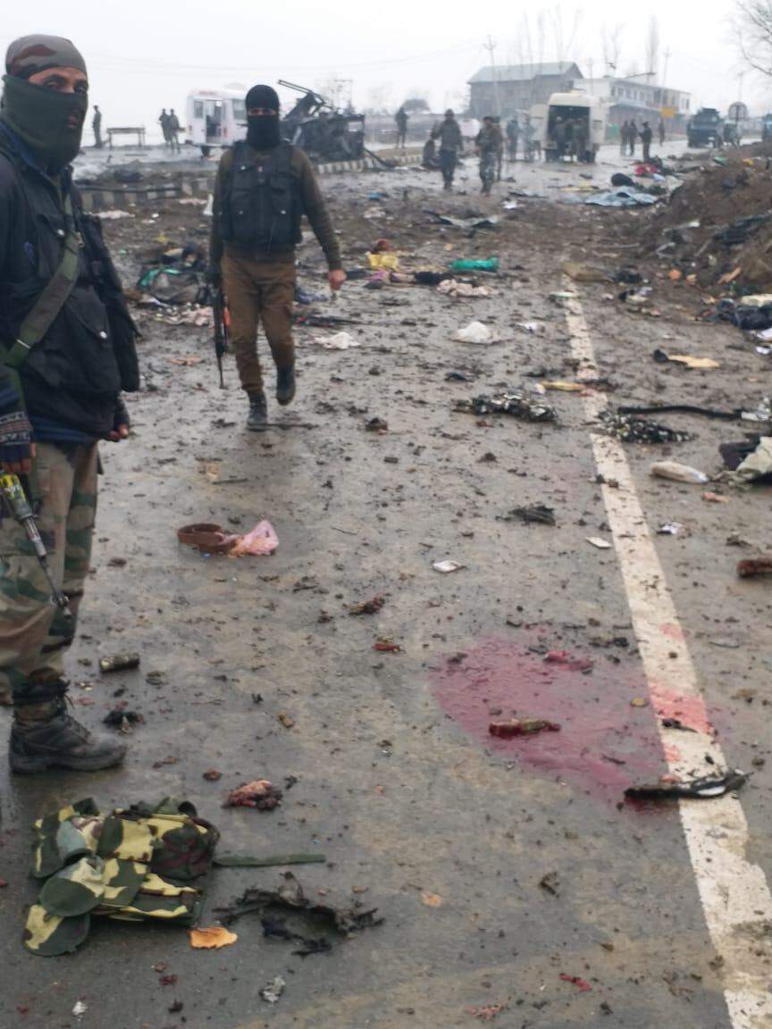 J&K आतंकी हमला | दिल दहला देंगी घटनास्थल की तस्वीरें, कमजोर दिल वाले न देखें