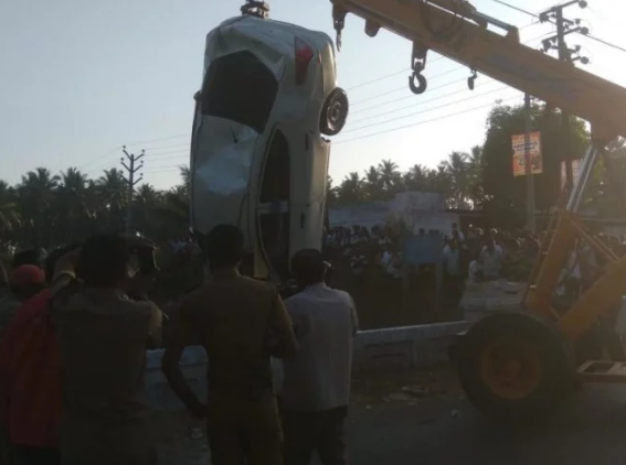 उत्तराखंड | नहर में जा गिरी कार, चार लोगों की हुई मौत
