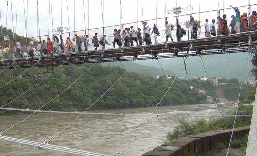 उत्तराखंड | लक्ष्मणझूला के बाद रामझूला पुल पर बढ़ा दबाव, बंद होगी आवाजाही !