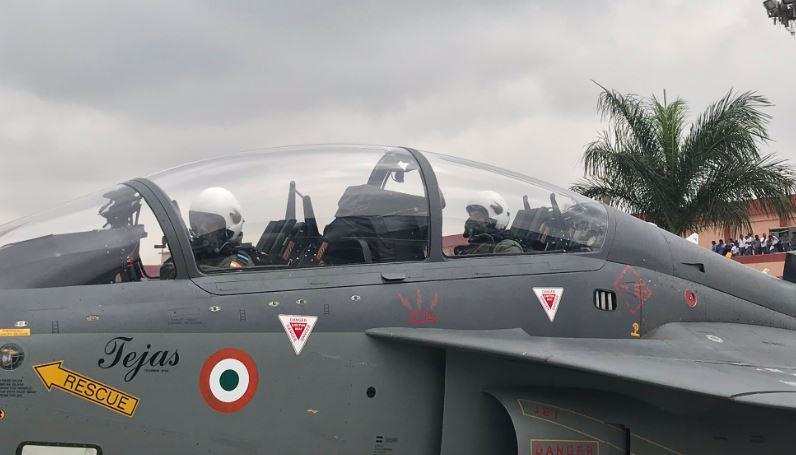 रक्षामंत्री राजनाथ सिंह ने भरी लड़ाकू विमान तेजस में उड़ान, जानिए तेजस की खूबियां