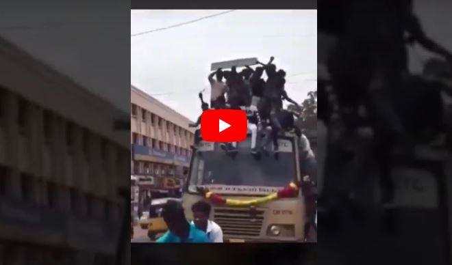 वीडियो | जब बस की छत से झटके से नीचे गिरे 10 से ज्यादा छात्र, वायरल हुआ वीडियो
