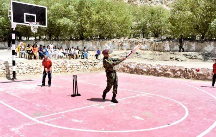 महेंद्र सिंह धोनी ने लेह में बच्चों के साथ खेला क्रिकेट, अकादमी खोलने का किया वादा!