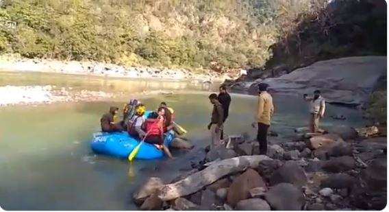उत्तराखंड पुलिस के जवानों ने बचाई दो विदेशी पर्यटकों समेत 5 लोगों की जान