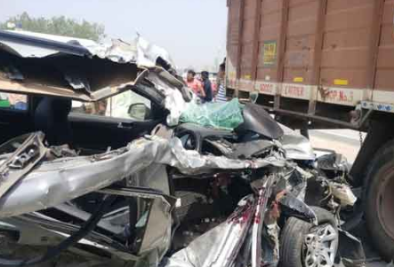 दिल्ली से लौट रहे व्यापारियों की कार कंटेनर से टकराई, एक की मौत, 3 घायल