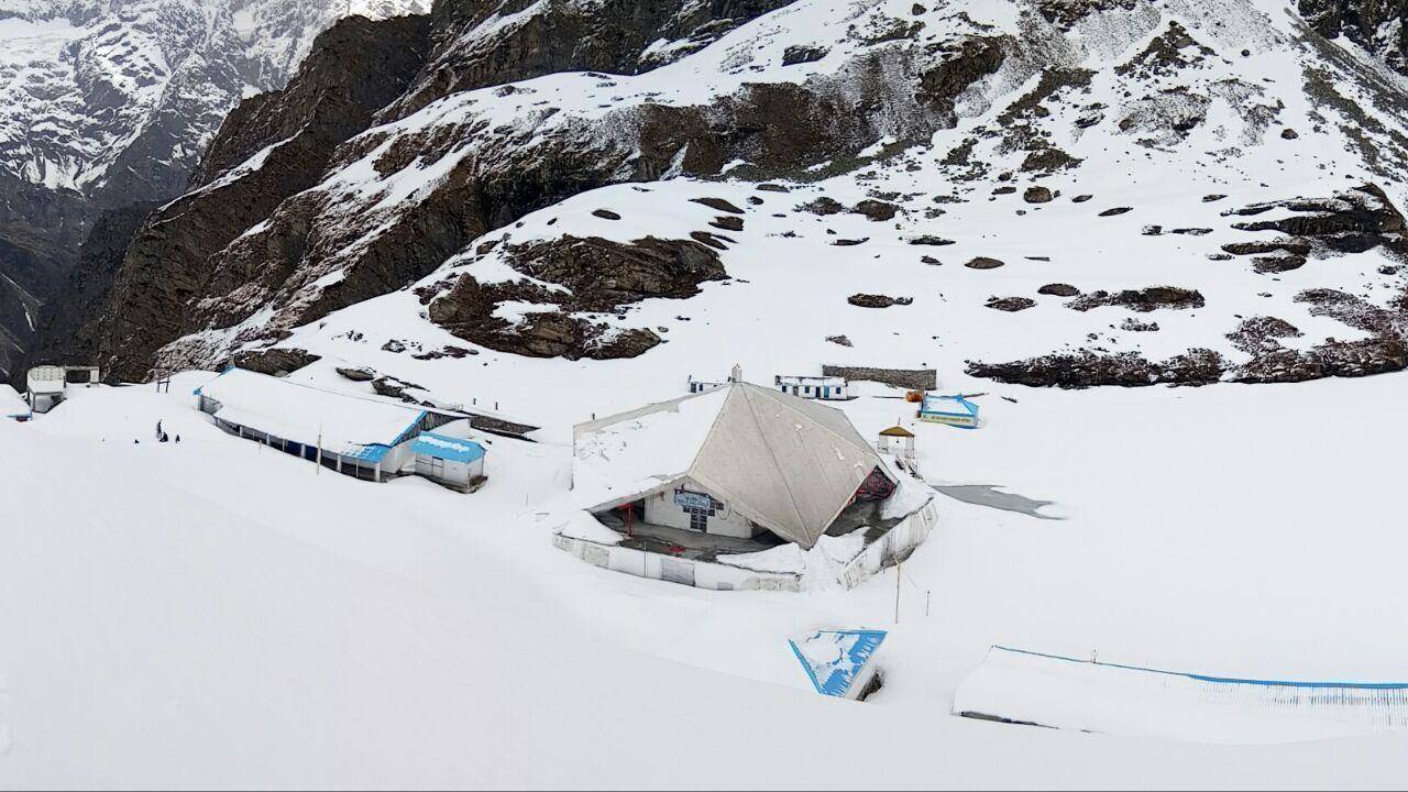 हेमकुंड में बिछी है 5 फिट मोटी बर्फ की चादर, 25 मई को खुलेंगे कपाट