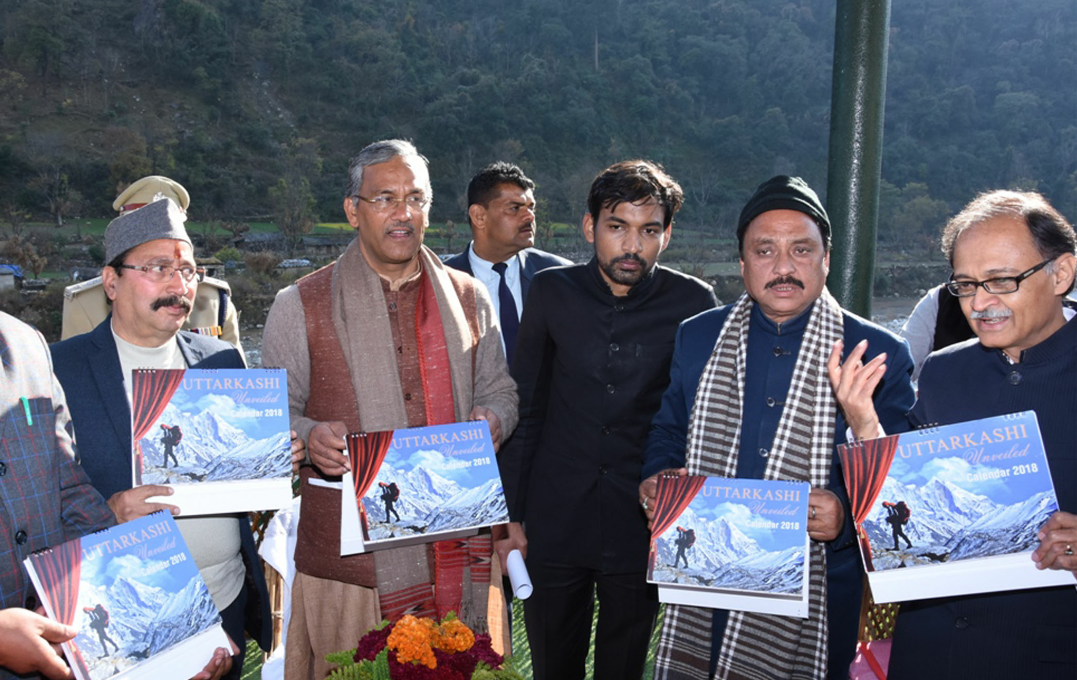 मुख्यमंत्री ने किया दुर्लभ फोटो कैलेंडर ‘Unviel Uttarkashi’ का विमोचन