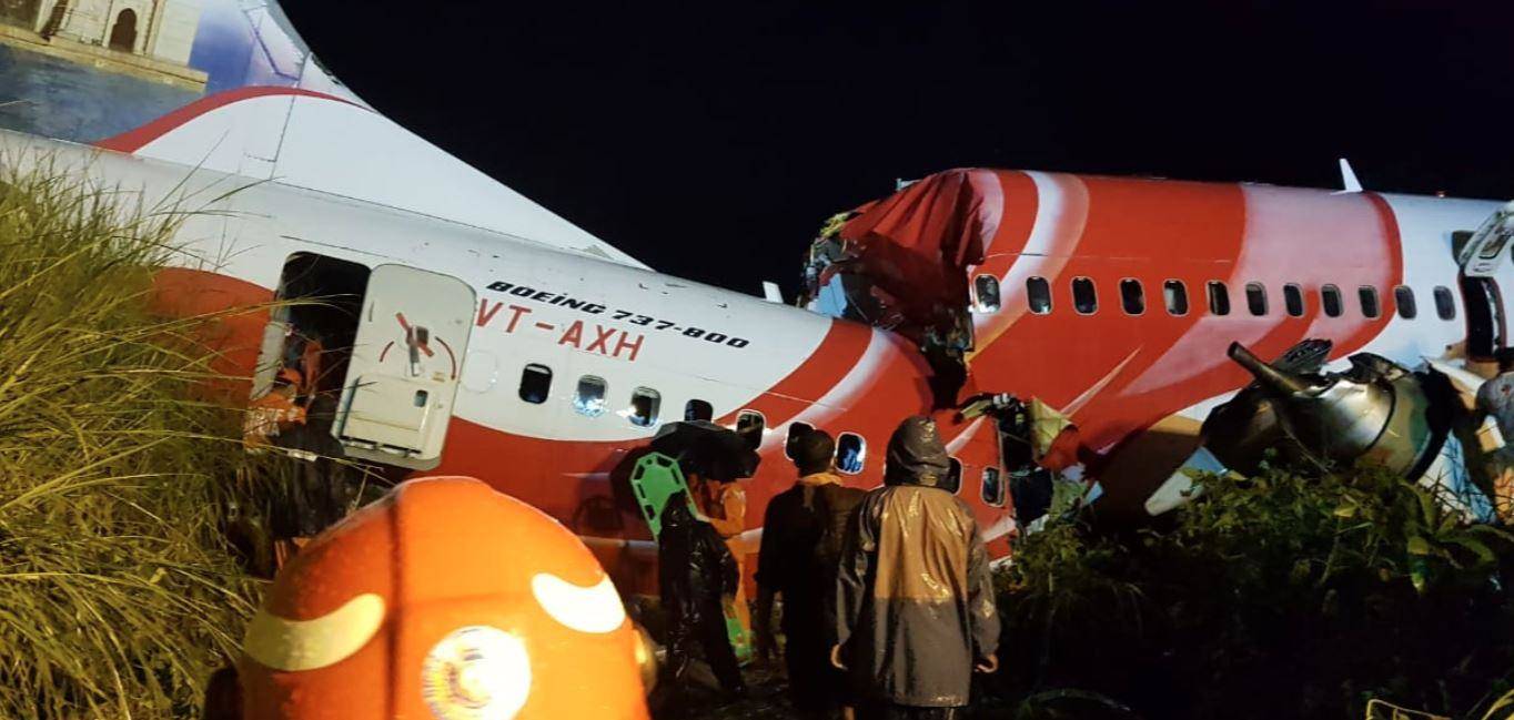 कोझिकोड में विमान हादसा | दो हिस्सों में टूटा प्लेन, दोनों पायलट समेत 18 लोगों की मौत