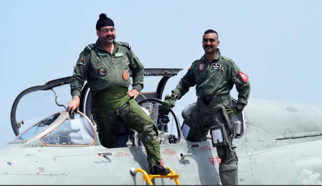 विंग कमांडर अभिनंदन ने IAF प्रमुख के साथ भरी मिग-21 फाइटर प्लेन से उड़ान, देखिए वीडियो