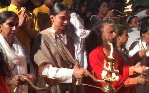 अभिनेत्री दीपिका पादुकोण ने ऋषिकेश में की गंगा आरती