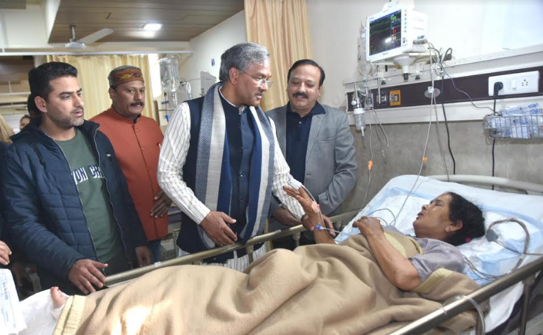 मुख्यमंत्री ने अस्पताल पहुंचकर जाना सड़क हादसे में घायलों का हाल