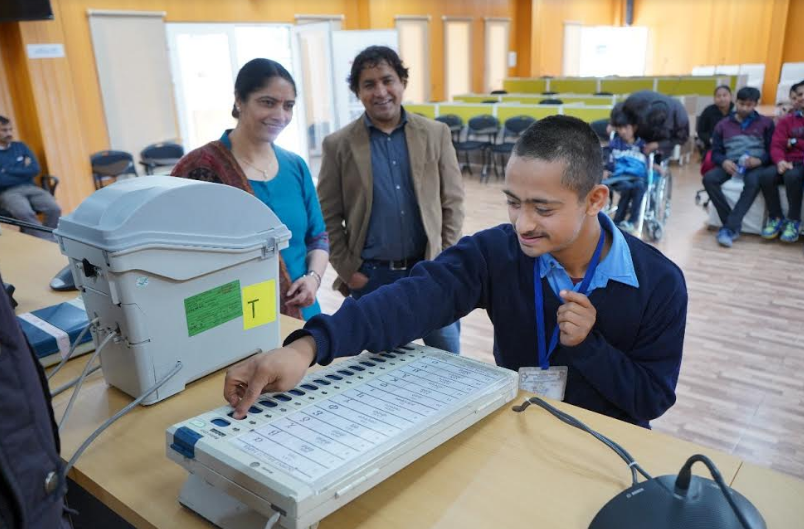 उत्तराखंड | दिव्यांग प्रशिक्षुओं को लाइव डेमो के जरिये समझाया वोटिंग का तरीका