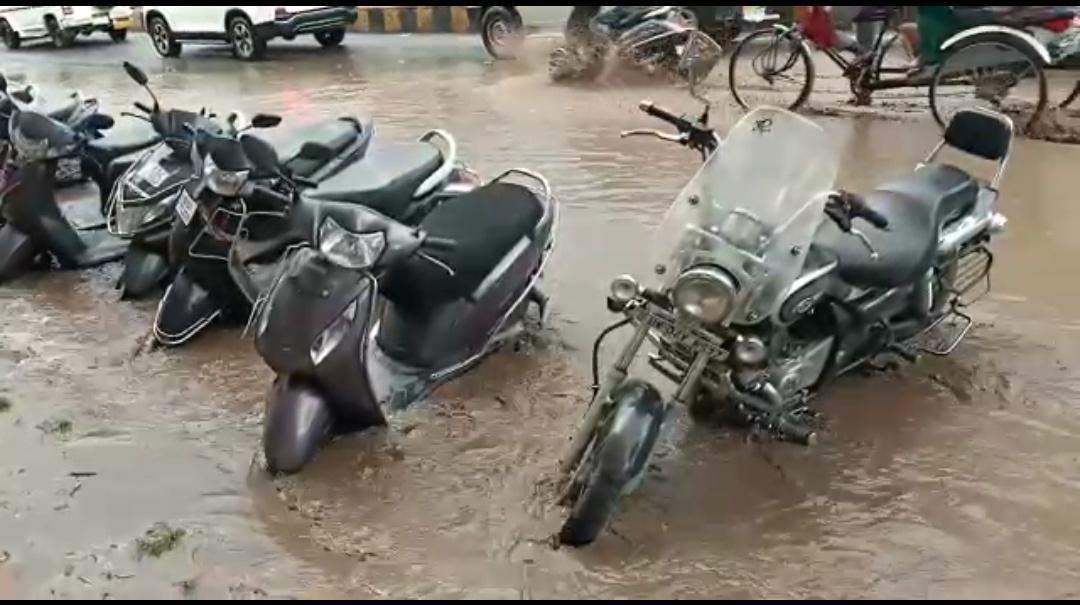 हल्द्वानी | बारिश से जलमग्न हुआ शहर, इंदिरा हृदयेश के घर में भी घुसा पानी, देखिए वीडियो