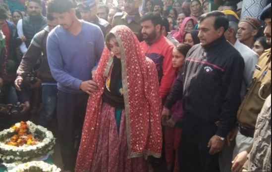पुलवामा हमला  | शहीद पति को पत्नी ने दुल्हन के जोड़े में दी अंतिम विदाई, पूरा गांव रोया