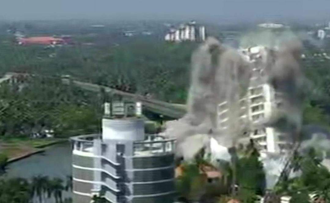 देखते ही देखते ताश के पत्‍ते की तरह गिर गई 18 मंजिला इमारत, देखिए LIVE वीडियो
