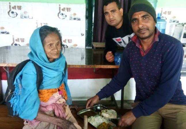 चमोली | बुजुर्ग महिला को खाना खिलाकर पुलिसकर्मी ने निभाया मानवता का फर्ज