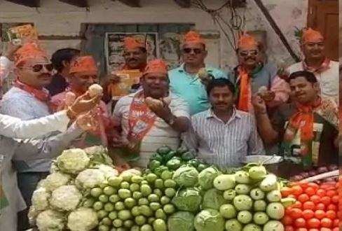 उत्तराखंड | राहुल की रैली से पहले भाजपाईयों ने खरीदे आलू, लोगों से भी कहा कि रैली में लेकर जाएं