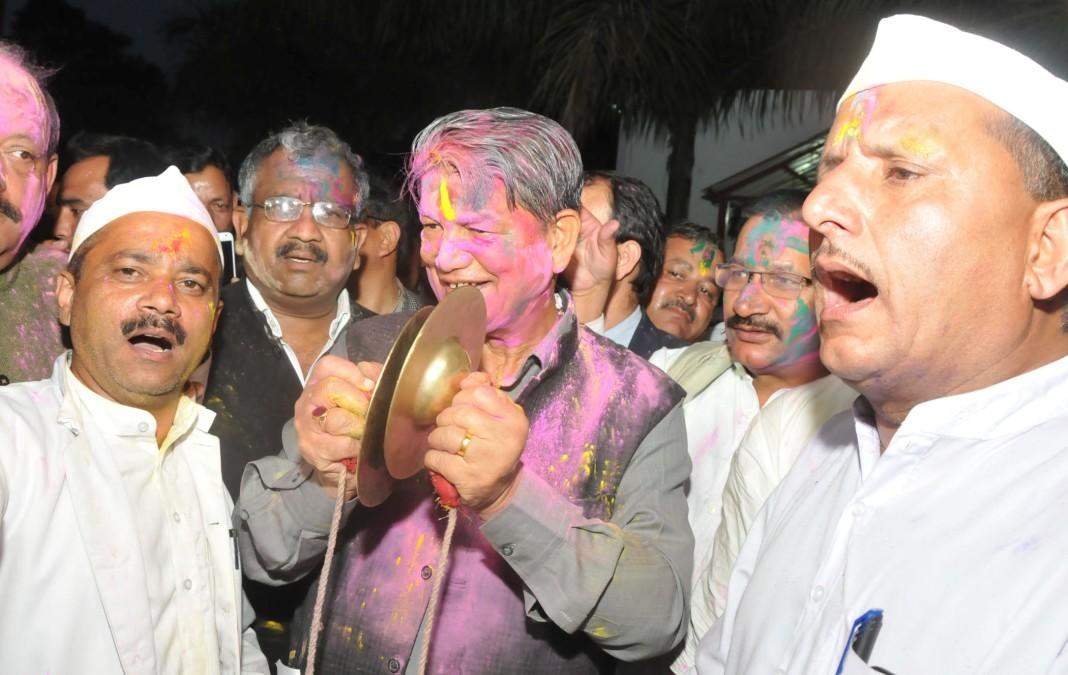 होली के रंग में सराबोर हुए मुख्यमंत्री हरीश रावत