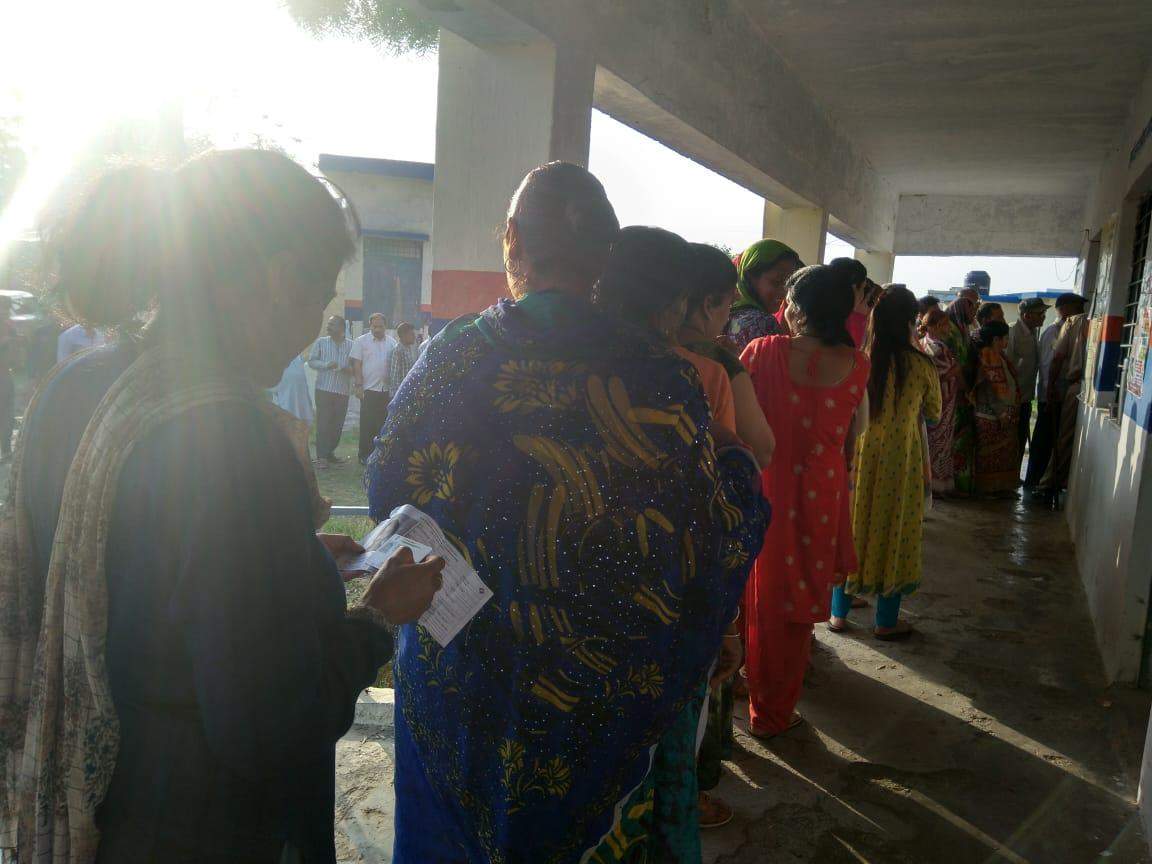 लोकसभा चुनाव के लिए उत्तराखंड में मतदान शुरू, सुबह से ही लाइनों में लगे लोग