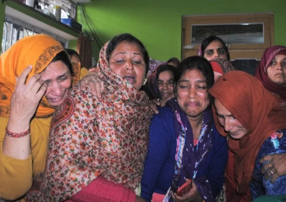 शहीद राकेश को मां और पत्नी ने इस तरह दी अंतिम विदाई, पूरा गांव रोया