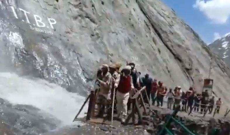 पहाड़ से गिर रहे थे पत्थर, श्रद्धालुओं के लिए ढाल बनकर खड़े हुए ITBP जवान, देखिए वीडियो