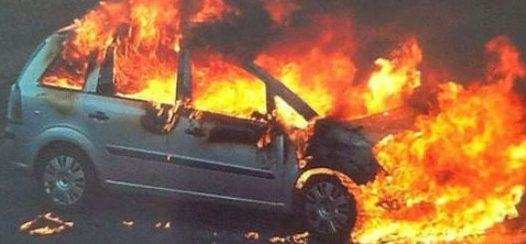 देहरादून आ रही सेंट्रो कार में लगी आग, लोगों ने कूद कर बचाई जान