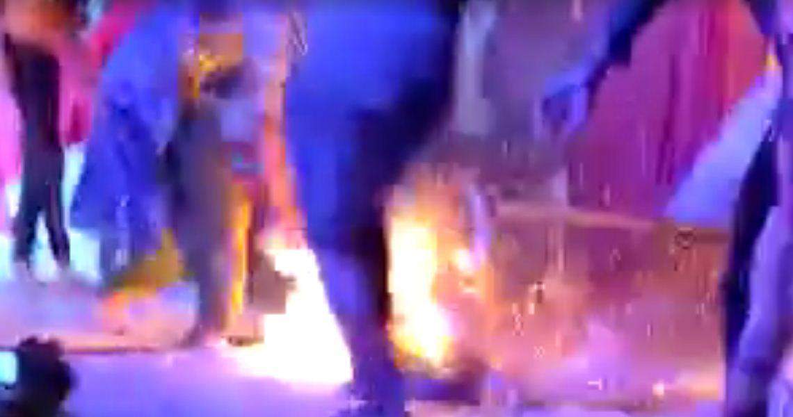 रामलीला में ताड़का वध के दौरान कलाकार को ही लगी आग, देखिए वीडियो
