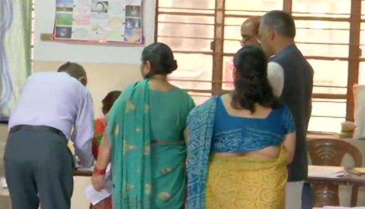 उत्तराखंड में मतदाताओं में गजब का उत्साह, मुख्यमंत्री त्रिवेंद्र ने भी डाला अपना वोट