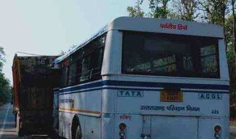उत्तराखंड | रोडवेज बस और ट्रक की टक्कर, 13 यात्री घायल